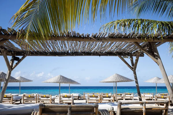 Houten Ligstoelen Met Parasols Een Tropisch Strand — Stockfoto