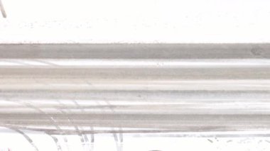 Kar yağarken kırmızı araba sürüyor. Üst Manzara. 4k görüntü