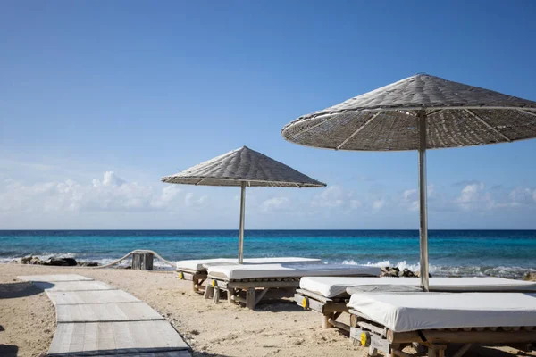Houten Ligstoelen Met Parasols Een Tropisch Strand — Stockfoto