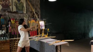 4K Kız atış poligonunda ok ve yayla atış talimi yapıyor. Archer acemisi.