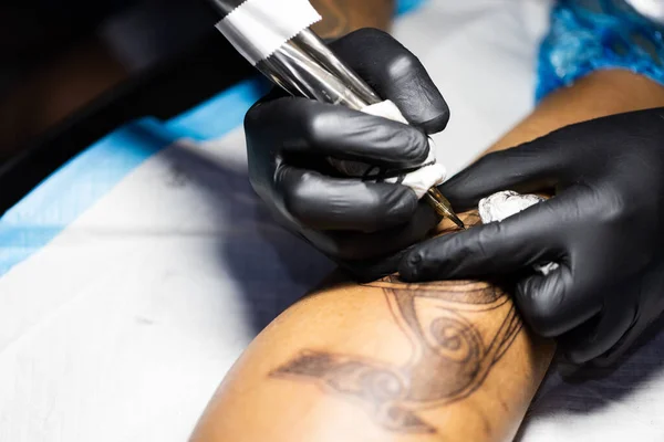 Mãos Tatuador Luvas Pretas Ocupadas Com Trabalho Loja Tatuagem Vista — Fotografia de Stock