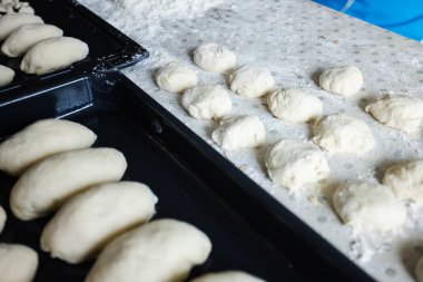 Mutfak masasındaki turta hamuru. Pişirme.