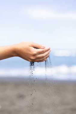 Siyah kumlu kadın elleri. Yaz tatili ve tatil konsepti. Kapat..