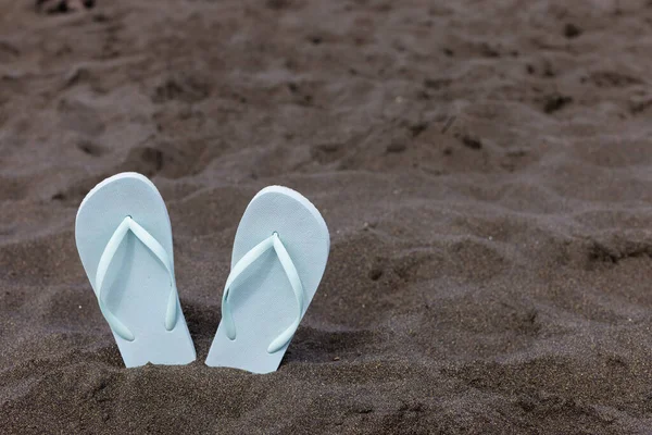 Пара Сандалі Пляжі Чорного Піску Концепція Літніх Канікул — стокове фото