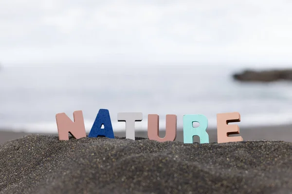 Nahaufnahme Des Wortes Natur Aus Bunten Holzbuchstaben Steht Strand Vor — Stockfoto