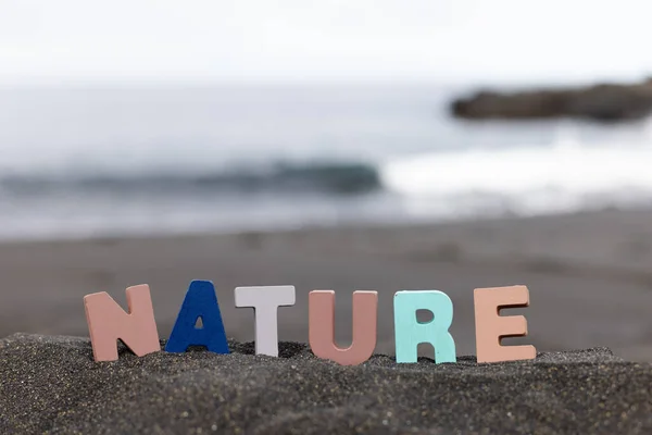 Mot Nature Faite Lettres Bois Coloré Debout Sur Plage — Photo