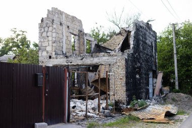 Rus birlikleri Irpin 'i bombaladıktan sonra yanmış özel bir ev. Ukrayna 'da Savaş.