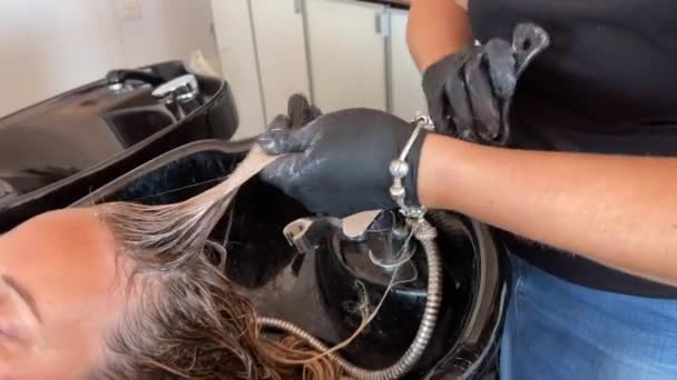 Mytí Vlasů Kadeřnickém Salónu Léčba Vlasů Selektivní Zaměření — Stock video