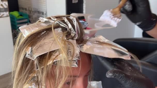 Haarfärbung Auf Die Haarsträhne Auftragen Haare Färben Schönheitssalon Filmmaterial — Stockvideo