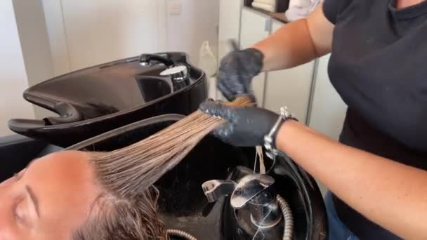 Haare Waschen Friseursalon Behandlung Von Haaren Selektiver Fokus — Stockvideo