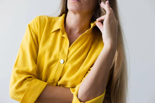 Γυναίκα Έντονο Κίτρινο Πουκάμισο Χαλαρά Ρούχα Κλείσιμο — Φωτογραφία Αρχείου