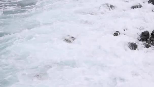 Powerful Ocean Waves Crashing Black Rocks Waves Crashing Shore Splashing — Vídeo de Stock