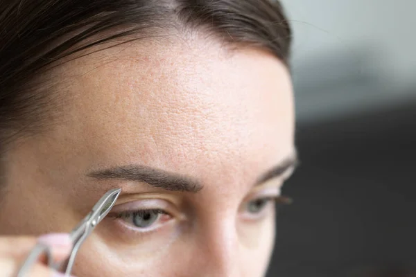Caucasian Woman Plucking Her Eyebrow Closeup Selective Focus — Fotografia de Stock