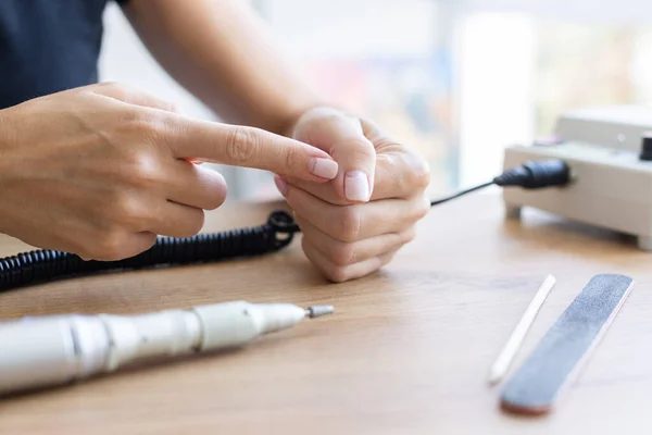 Mulher Mostrar Unhas Partidas Conceito Manicure — Fotografia de Stock