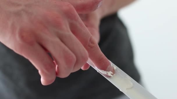 Hombre Poniendo Pegamento Por Dedo Esquina Decorativa Plástico Para Protección — Vídeos de Stock