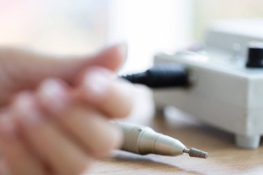 Manikür aleti, manikür için kesici ya da kadın eli ile fraser. Yakın çekim, seçici odaklanma.