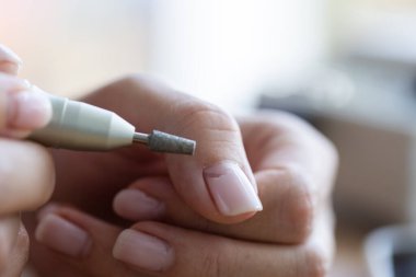 Tırnaklarındaki kabuğu söküyorum. - Yakın çekim. Seçici odaklanma. Manikür kavramı.