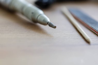Manikür aleti, manikür ya da fresk kesicisi. Yakın çekim, seçici odaklanma.