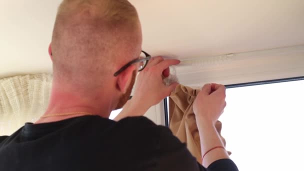 Homem Pendurado Cortinas Casa Visão Traseira Decoração Acolhedora Para Casa — Vídeo de Stock