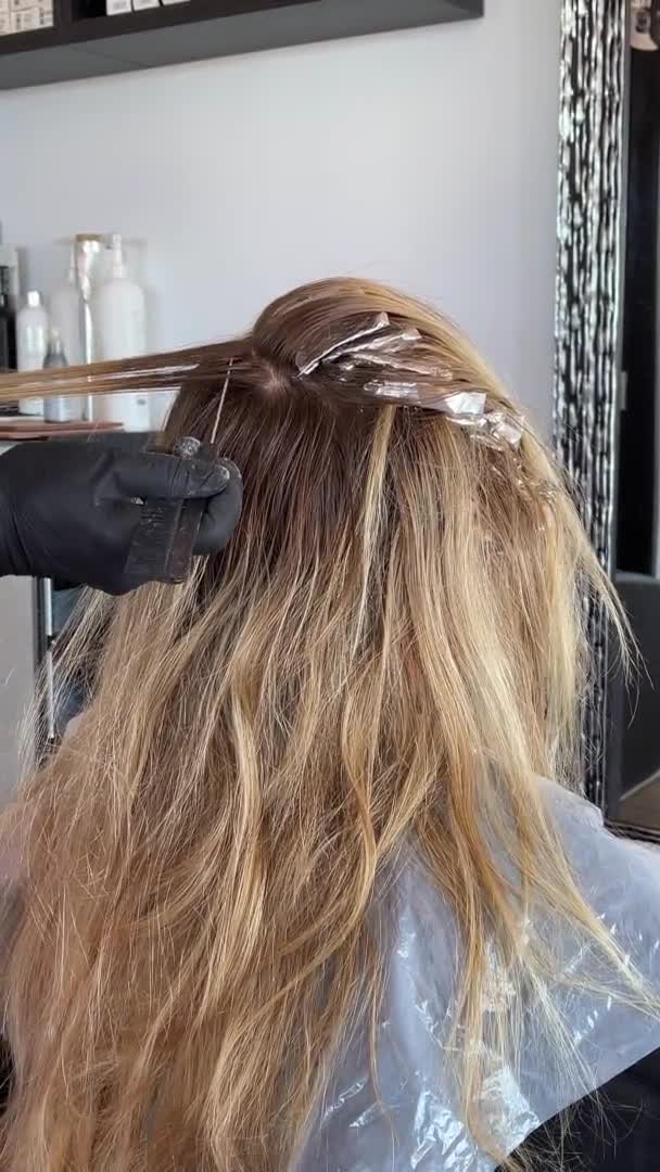 Colourist Busy Work Hairdressing Salon Colouring Blonde Hair Footage — Vídeos de Stock