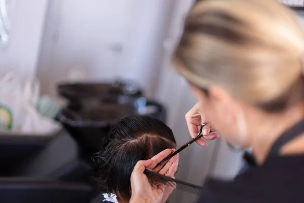Obcinanie Włosów Fryzjera Leczyć Włosy Salonie Piękności Zbliżenie — Zdjęcie stockowe