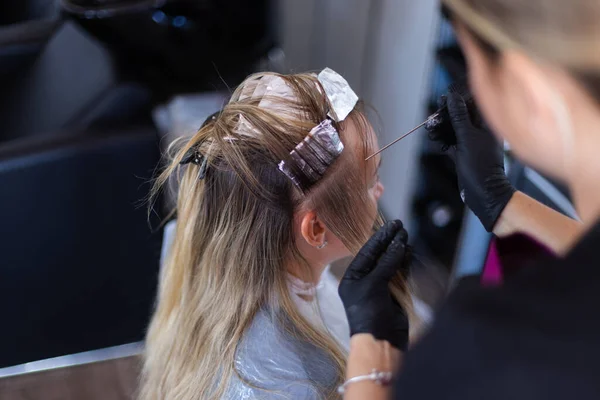 Colorist Preparing Lock Hair Colouring Hairdressing Salon — Stock Photo, Image