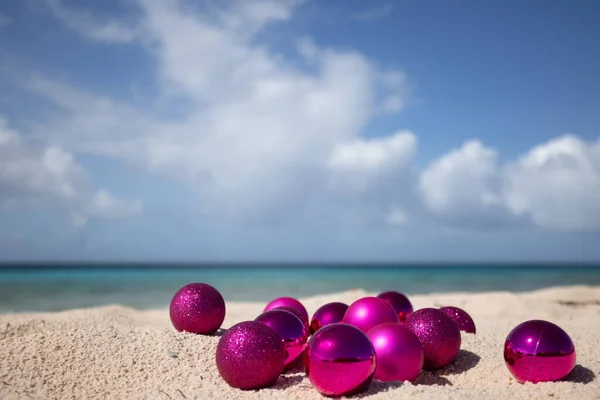 Roze Kerstballen Het Zandstrand Kerstmis Tropen Selectieve Focus — Stockfoto