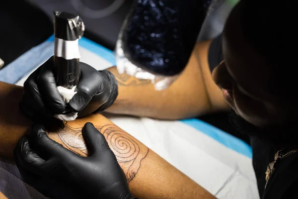 Tattoo Artist Concentrated His Work Closeup — Fotografia de Stock