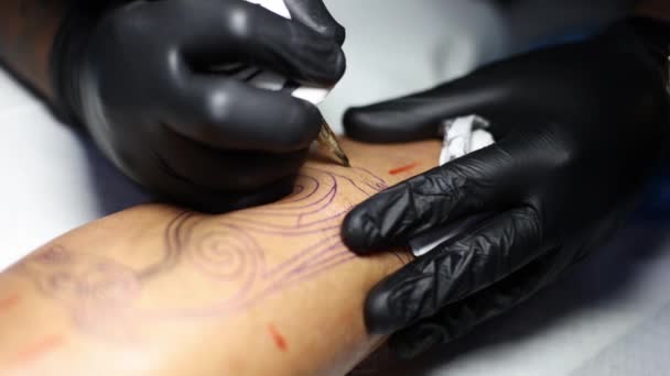 纹身艺术家的手戴着黑色手套忙着在纹身店工作 4K镜头 — 图库视频影像