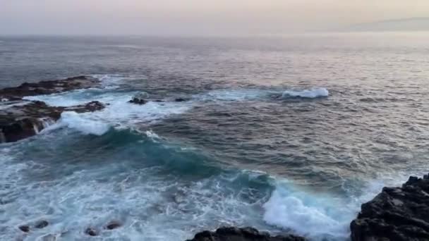 Escénica Costa Rocosa Fondo Naturaleza Ondas Oceánicas Por Noche Naturaleza — Vídeo de stock