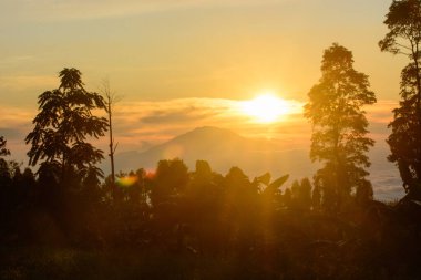 Endonezya 'nın büyüleyici ve muhteşem adasında altın gün doğumu