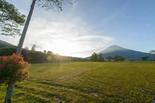 Mañana Que Sol Aparece Sobre Extensión Los Prados Las Montañas —  Fotos de Stock