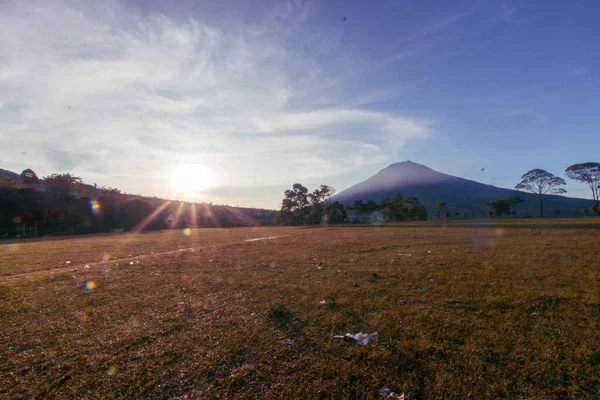 当太阳刚刚在印度尼西亚爪哇山脉广阔的草地上升起的时候 — 图库照片