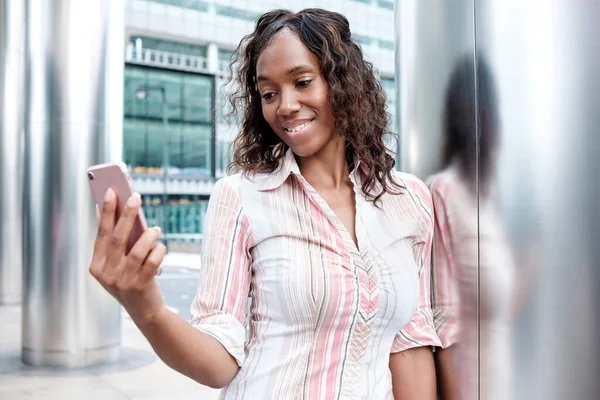 Black Business Woman Looking Smartphone She Smiling Wears Striped Shirt — Stock Photo, Image