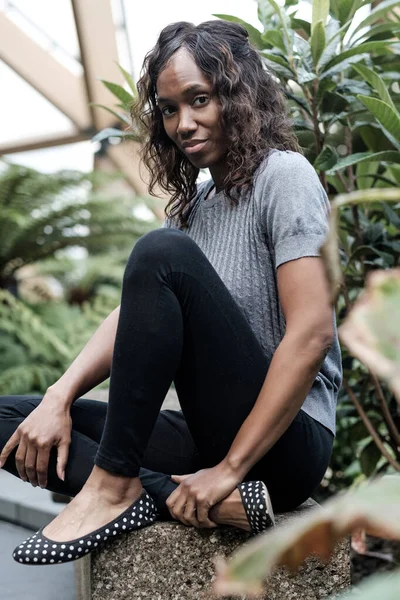 Volwassen Zwarte Vrouw Poseert Een Tuin Zit Een Bankje Daar — Stockfoto