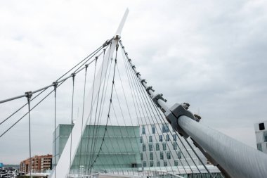 Yürüyen köprü geçidi için metal yapı. Çelik kalın ipler..