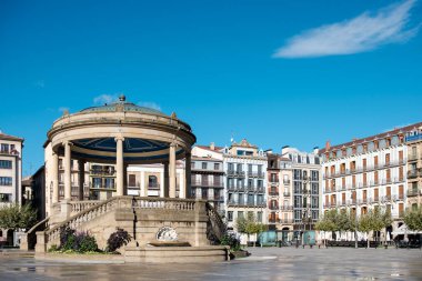 Plaza del Castillo, Pamplona 'daki büfe. Güneşli sabah.
