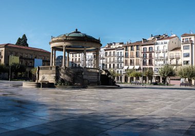 Plaza del Castillo, Pamplona 'daki büfe. Güneşli sabah.
