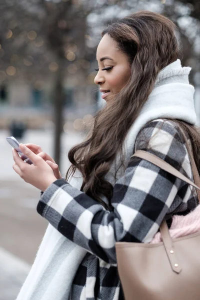 Joven Negra Está Usando Teléfono Calle Frío Día Invierno Lleva — Foto de Stock