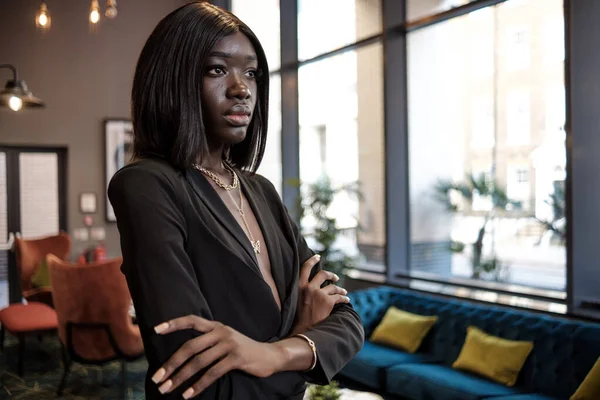 Portret Van Een Jonge Zwarte Modelvrouw Een Hotellobby Draagt Een — Stockfoto