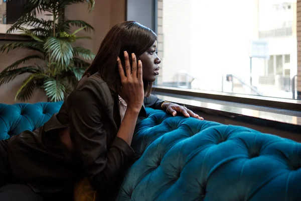 Elegante Zwarte Jonge Vrouw Kijkt Naar Binnen Draagt Een Zwart — Stockfoto