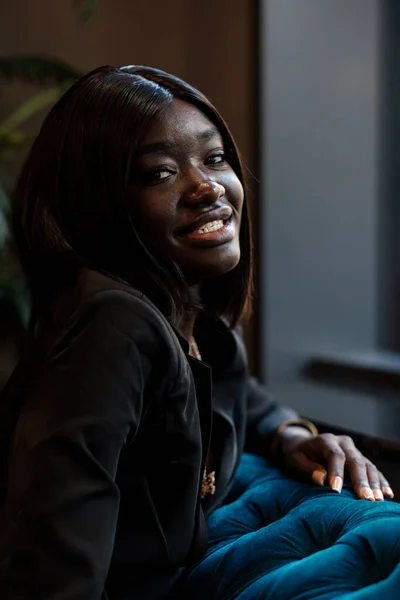 Portret Van Zwart Model Kijkend Naar Camera Lacht Binnen — Stockfoto