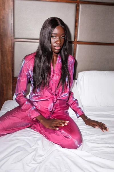 Portret Van Een Jonge Zwarte Vrouw Die Een Hotelbed Zit — Stockfoto