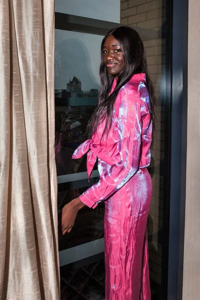 Glimlachend Zwart Model Dat Bij Het Raam Staat Modekleding Draagt — Stockfoto