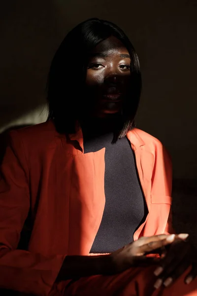 Portret Van Een Zwarte Jonge Vrouw Die Schaduw Naar Camera — Stockfoto
