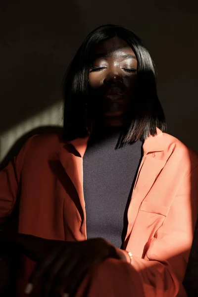 Een Zwarte Vrouw Heeft Haar Ogen Dicht Een Donkere Omgeving — Stockfoto