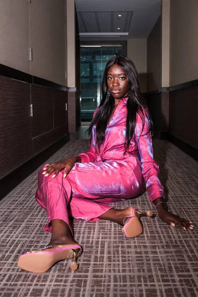 Portret Van Een Zwarte Jonge Vrouw Een Hotelgang Zaklamp Draagt — Stockfoto