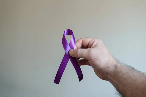 Mano Derecha Sosteniendo Una Cinta Púrpura Epilepsia Cáncer Páncreas Símbolo — Foto de Stock