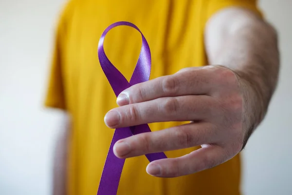 Mano Izquierda Sosteniendo Una Cinta Púrpura Camiseta Amarilla Epilepsia Cáncer — Foto de Stock