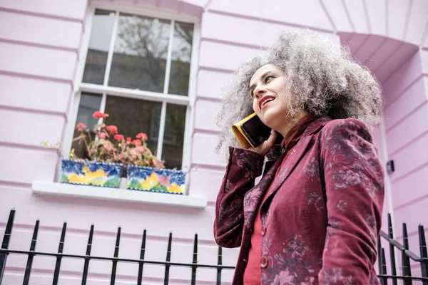 Mujer Madura Hablando Por Teléfono Una Calle Londres Ella Está —  Fotos de Stock